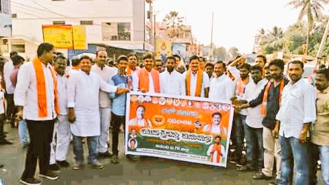 kadali8889's tweet photo. Ryally of Nava Bharat Yuvachaitnya Mahasabha in Tanuku, W.G.DT. A.P. Under @MRK7399 @VishnuReddyBJP https://t.co/5JAqvOPNDC
