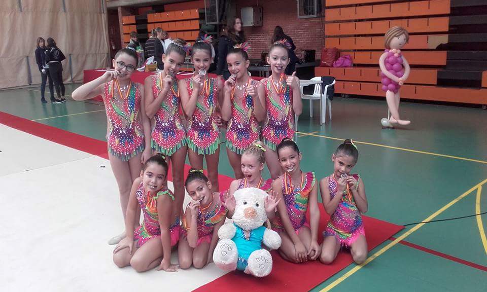 RitmicaAlmansa's tweet photo. Ayer nuestros conjuntos se subieron al podium en el Campeonato Regional. Las alevines terceras y las benjamines subcampeonas!!!! 😄😄😄 https://t.co/hlv8rsIltQ