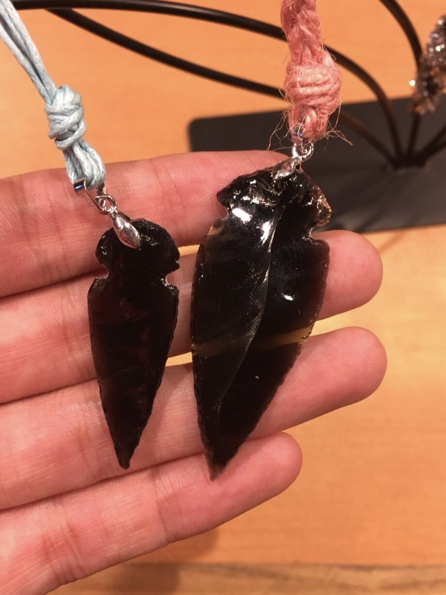 地球工房 ちなみにこの黒曜石 ガラス みたいに鋭く割れる石なので大昔の人たちは刃物として使ってました キラキラ光ってきれいなので もしかしたら大昔の人たちもこのようにアクセサリーにもしていたかもしれませんね 最後の写真は大きな 黒曜石の