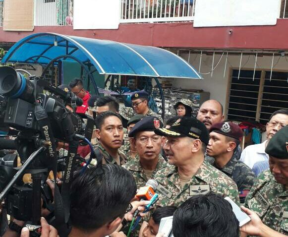 #BanjirPenang: MenHan turun padang ke kwsn banjir. 
Sidang Media YB DS <a href="/HishammuddinH2O/">Hishammuddin Hussein 🇲🇾</a> turut hadir KSU <a href="/arahimradzi/">Arahimradzi</a> <a href="/AffandiMyCDF/">MyCDF-PAT</a> <a href="/ArmyPtd/">Tan Sri Dato' Sri Zulkiple bin Hj Kassim</a>