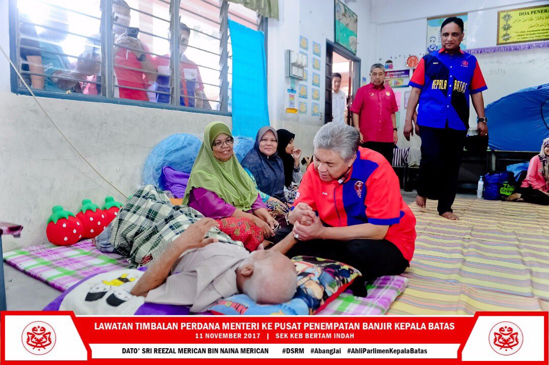 reezal_merican's tweet photo. YAB TPM @Zahid_Hamidi melawat pusat penempatan banjir SK Bertam Indah Kepala Batas https://t.co/unW2MQWE2H