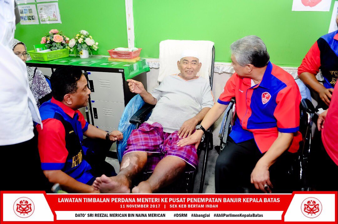 reezal_merican's tweet photo. YAB TPM @Zahid_Hamidi melawat pusat penempatan banjir SK Bertam Indah Kepala Batas https://t.co/unW2MQWE2H