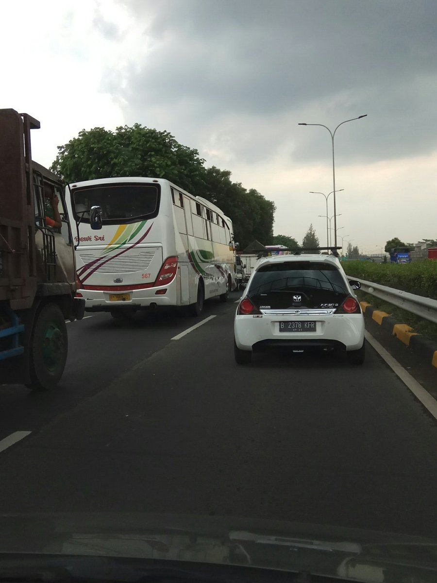 Tol JORR Jatiasih-Pdk Indah merayap mulai GT Jatiasih. Sebaliknya ramlan. Cuaca mendung. Tetap hati-hati berkendara.