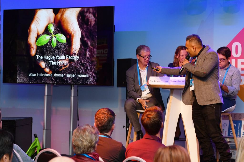 DDDAward's tweet photo. Actiefoto's van de finale van de DDD Award van afgelopen vrijdag tijdens het Ondernemersplein Den Haag! #OPDH17 #DenHaag #Haags https://t.co/RIxljb30U0