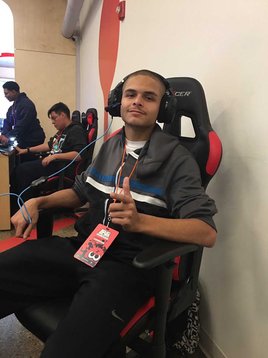 TeamRocketNight's tweet photo. There were DX Racers and these fancy ass headphones everywhere, love it. was totally a comfortable experience #SquidStorm2017 https://t.co/3bMQ6eKWSu
