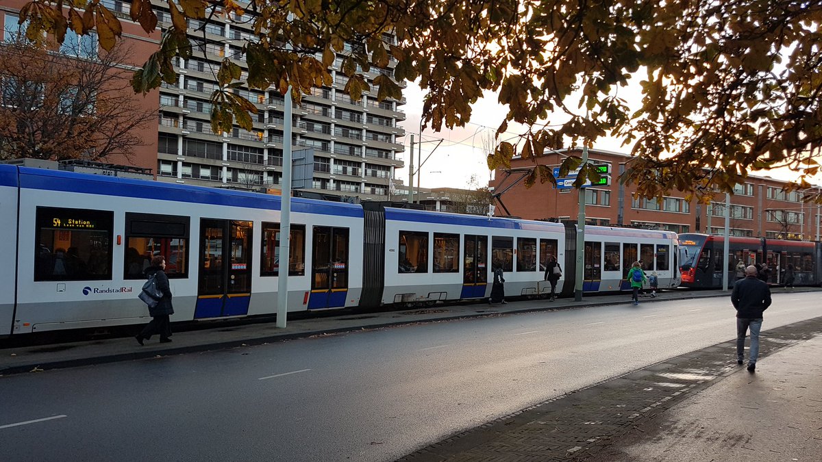SanderHoeve's tweet photo. Het wordt bijna een maandelijks ritueel! Trams in een rij wegens een storing... https://t.co/qHVpvOvzYP