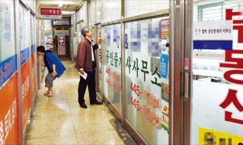 kjpbc's tweet image. 프로그램다시듣기==&amp;gt;bit.ly/2h6EFUH 지난 10월 24일, 문재인 정부의  가계부채 종합대책이 발표가 되었습니다.박근혜정부는 국민들에게 빚내어서 집을 사라고 부추겼습니다. 그 결과 가계대출 금액이 1400조에 이르고 있습니다.