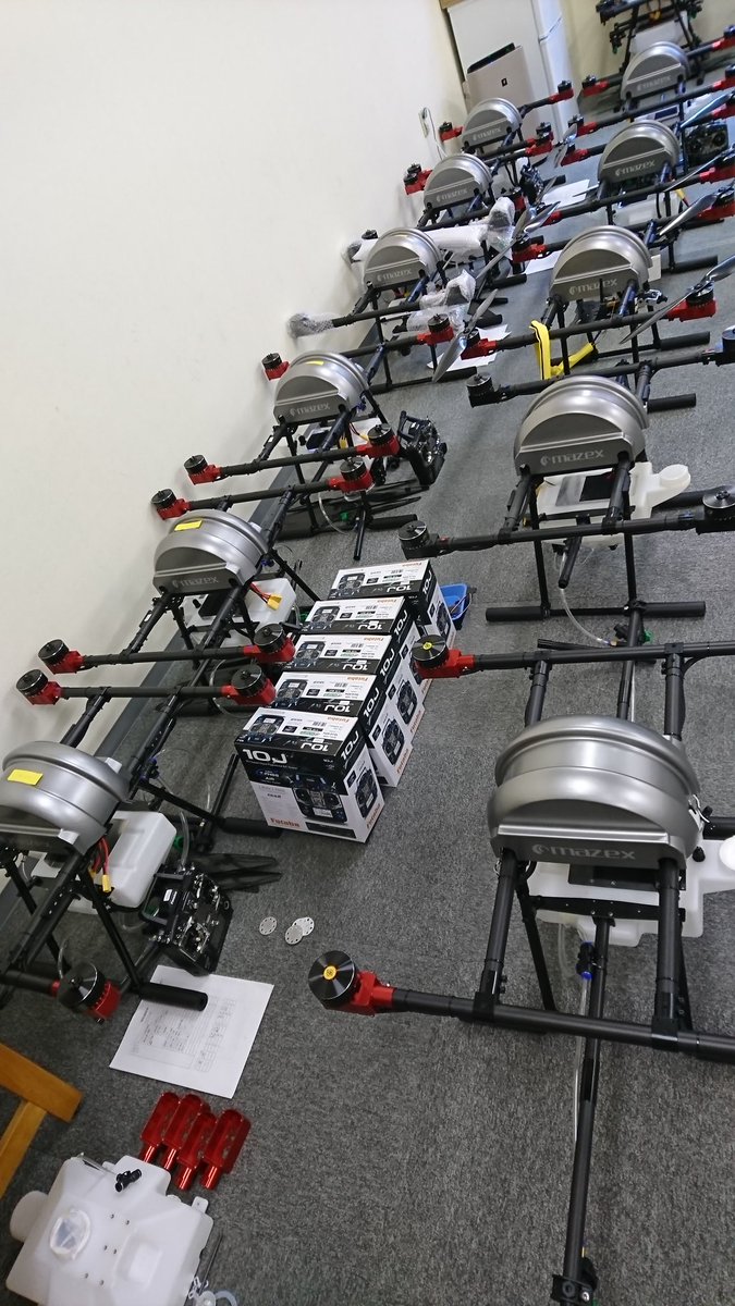 matuzxd's tweet photo. 本日よりご注文頂いておりました飛助3を随時納品させて頂きます。
これ以外にも15機ほど発送待ちの機体がありようやく駐機場所が広がります。
ご発注頂きましたお客様、これからも弊社を宜しくお願い致します。 https://t.co/gR5C84AfJv