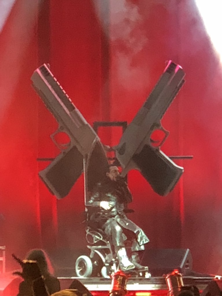 Lizandro_Melean's tweet photo. Marilyn Manson se montó en el escenario del Knotfest luego de romperse el tobillo con camilla, enfermeros y silla de ruedas #Rock https://t.co/CvfQMURi25