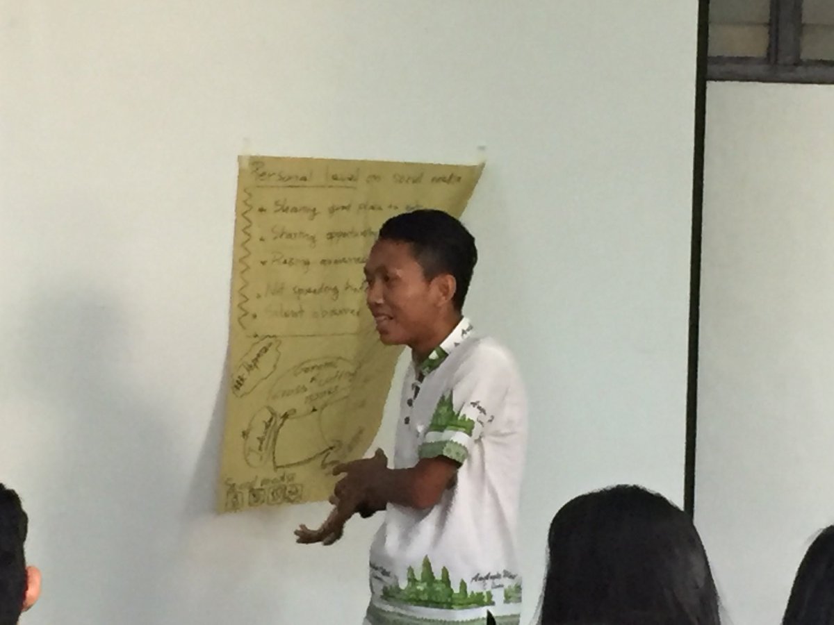 itsmepoljohnb's tweet photo. Discussion on the role of youth on social media. This guy from d’ first group’s talking about the situation of soc med in Cambodia. #AYF2017 https://t.co/NXPMgk4hnF