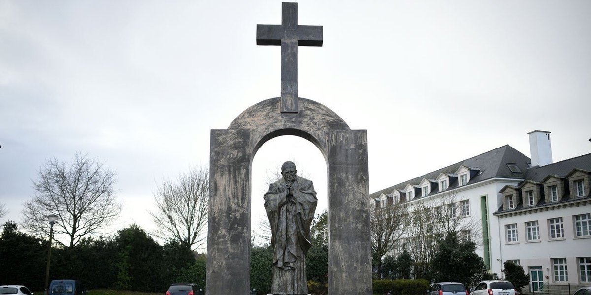 Penser que les Bretons vont laisser enlever la croix de la statut du Pape c'est vraiment mal nous connaître #ConseildEtat #MontreTaCroix ⛪️