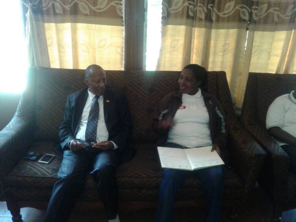 MEEATU1's tweet photo. En visite à l'intérieur du Pays,Hon Ministre d terre rappele o administratifs q l terres d l'Etat illégalement attribués doivent ê récupérés https://t.co/N8lLg6RfJq