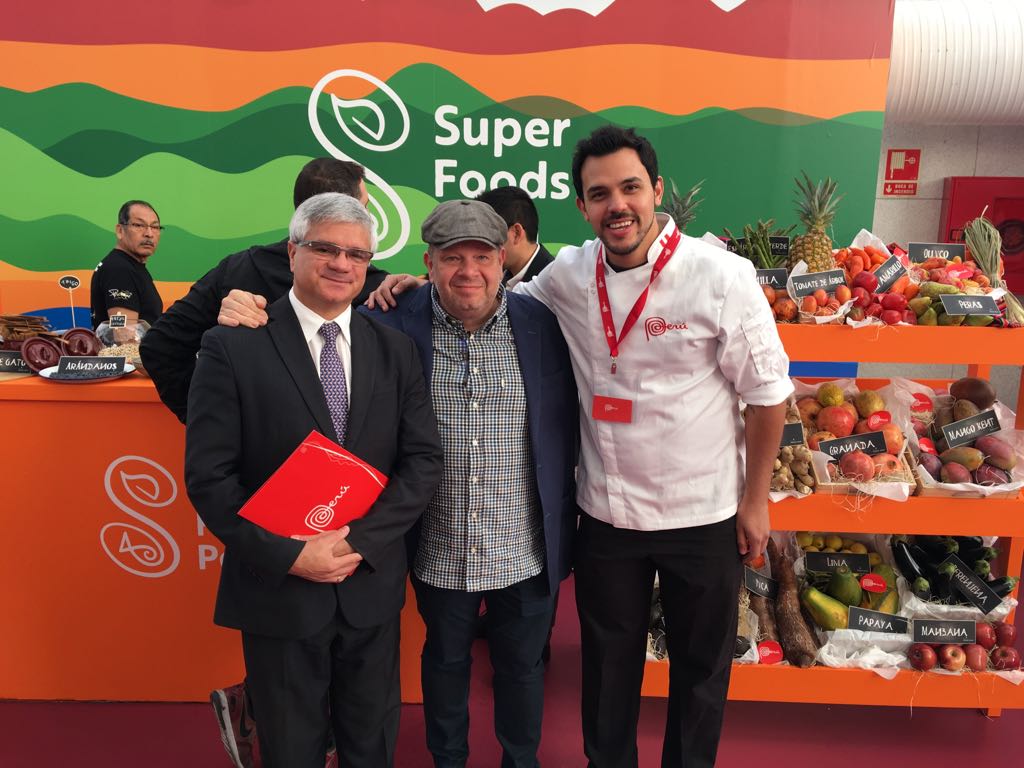 El Presidente del Jurado, Alberto Chicote, visitando algunos de los stands de #TapasVLL2017.
#Perú, país invitado, y #Noruega.