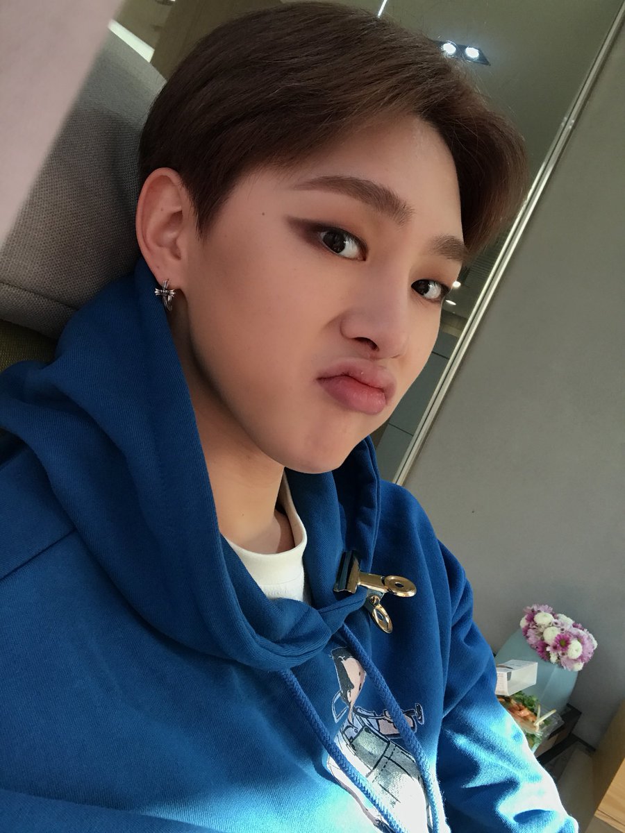 JBJtwt787's tweet photo. [#권현빈🔥] 여러분 좋은 밤입니다 저녁식사는 하셨나요? 저희는 잘 챙겨먹고 있어요! 여러분도 챙겨드세요!! 그리고 공기가 차가워졌어요 감기 조심하세요💕 https://t.co/BhpD7TdGDa