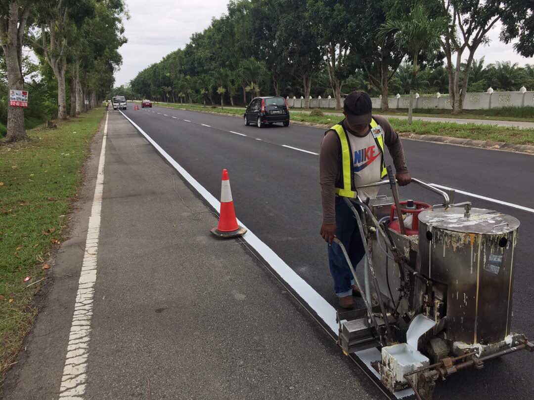 THBM_HQ's tweet photo. 061117 - cuaca baik di #KualaMuda - Team #THBM cat garisan jalan FT 253 sek 10.7/11.7 J. Pintasan Semeling - lengkap Berkala Pavemen #THBMHQ https://t.co/iYFqW6n66A
