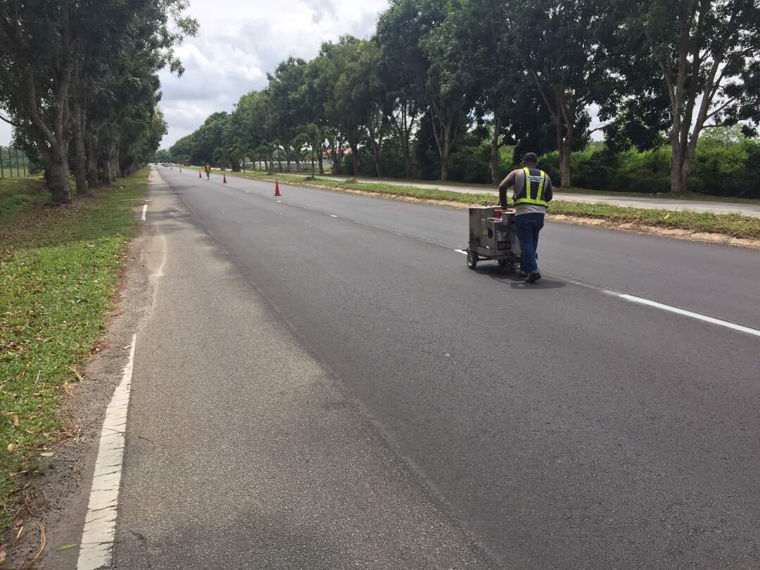 THBM_HQ's tweet photo. 061117 - cuaca baik di #KualaMuda - Team #THBM cat garisan jalan FT 253 sek 10.7/11.7 J. Pintasan Semeling - lengkap Berkala Pavemen #THBMHQ https://t.co/iYFqW6n66A