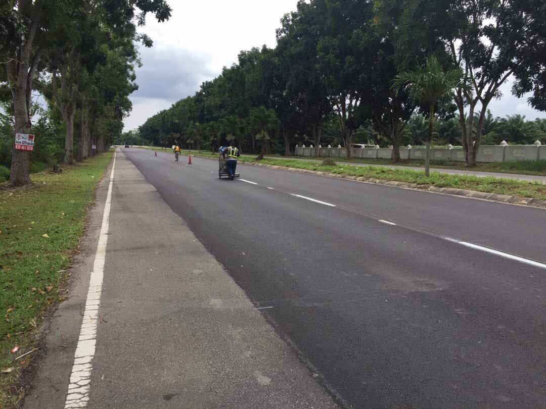 THBM_HQ's tweet photo. 061117 - cuaca baik di #KualaMuda - Team #THBM cat garisan jalan FT 253 sek 10.7/11.7 J. Pintasan Semeling - lengkap Berkala Pavemen #THBMHQ https://t.co/iYFqW6n66A
