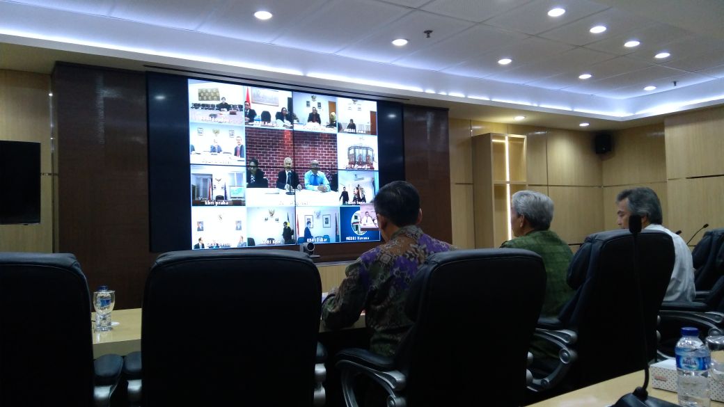 Kemlu_RI's tweet photo. 1. #WamenluFachir melakukan video conference dgn 92 Dubes/Konjen/Konsul RI sbg persiapan penyelenggaraan Bali Democracy Forum #BDFX (6/11). https://t.co/T8DLoVpqpx