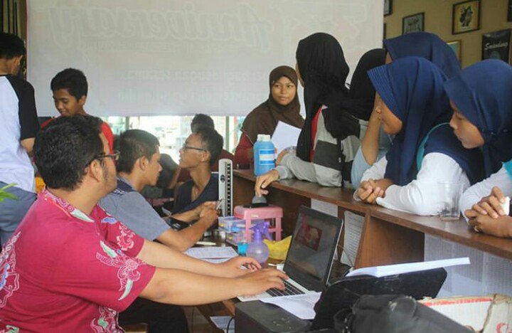 osissmandung's tweet photo. Kegiatan hari pertama diesnatalis SMAN 1 Kedungwuni yaitu pencatan tembok dan donor danar yang dilaksanakan hari Sabtu, 4 November 2017 https://t.co/eTljUNSCZX