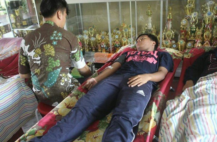 osissmandung's tweet photo. Kegiatan hari pertama diesnatalis SMAN 1 Kedungwuni yaitu pencatan tembok dan donor danar yang dilaksanakan hari Sabtu, 4 November 2017 https://t.co/eTljUNSCZX