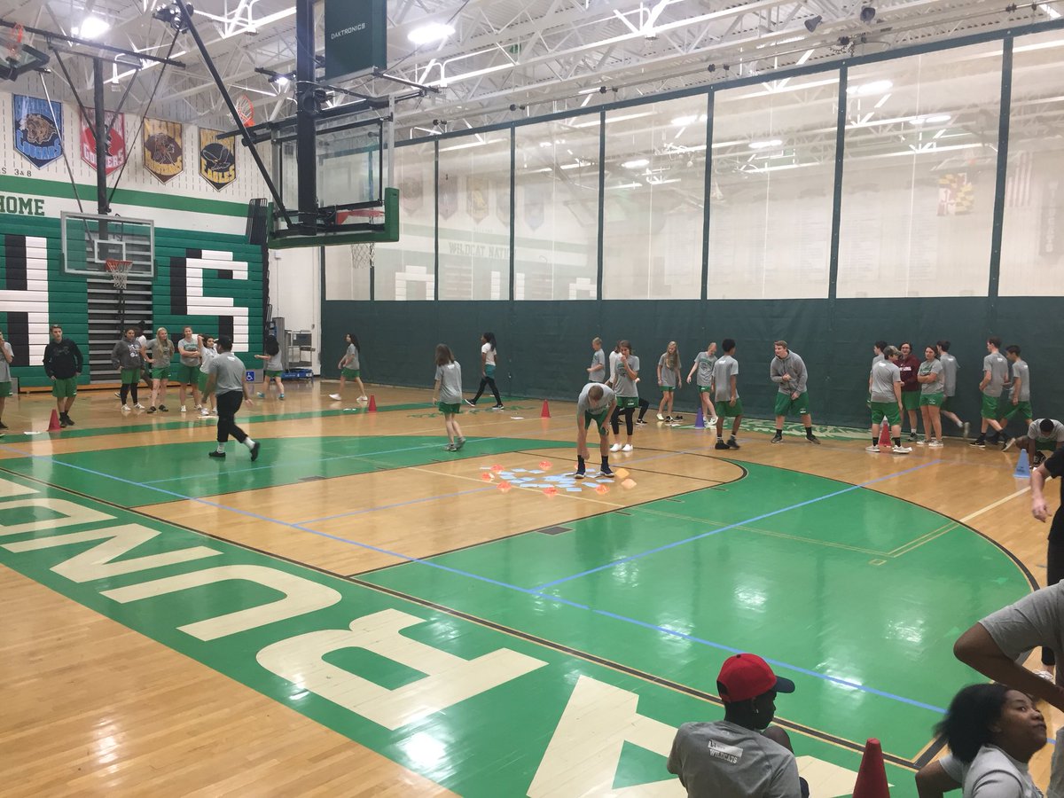 klugPEresource's tweet photo. UMD intern @bailsPhilbin wakes up @ArundelHS_aacps #physed students with Fitness Bingo! #aacpsawesome #feartheturtle https://t.co/qlXVmTRr3t