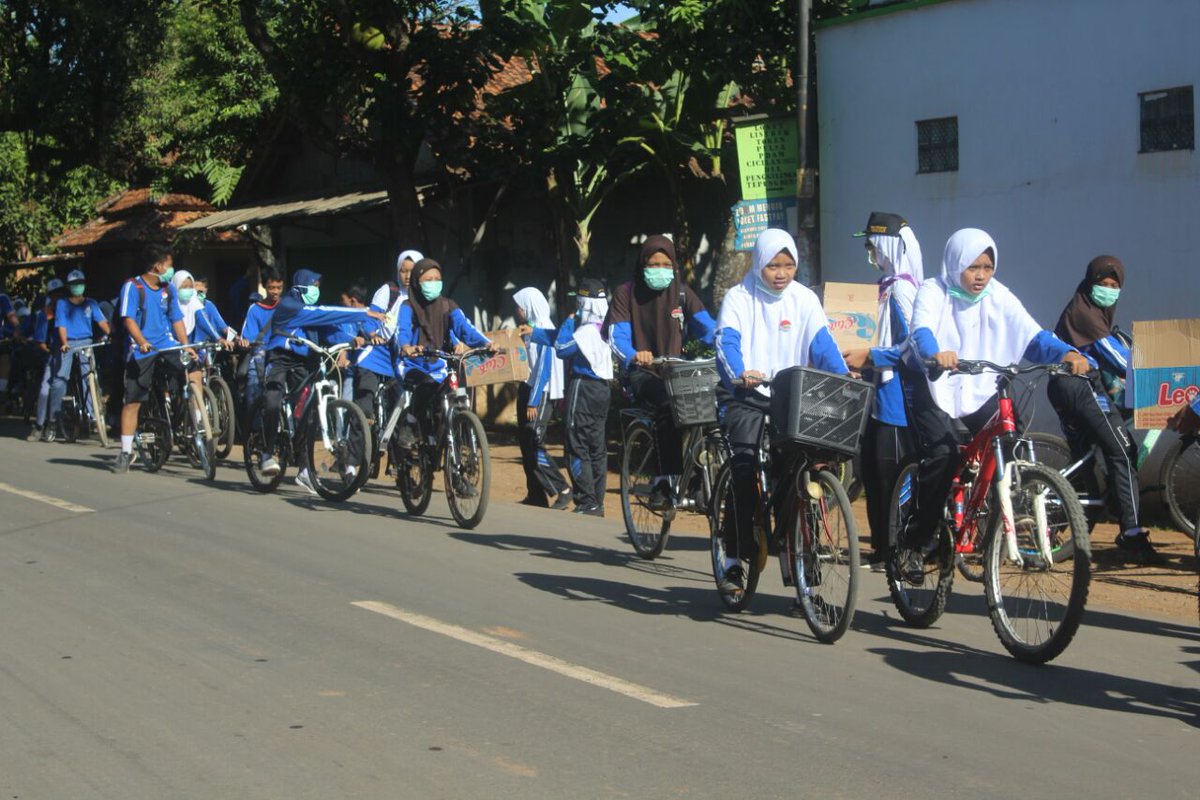 osissmandung's tweet photo. Selanjutnya hari kedua Senin, 6 November 2017 telah dilaksanakan kegiatan sepeda sehat, bazar, dan bakti sosial. https://t.co/m0lDMnDOz9