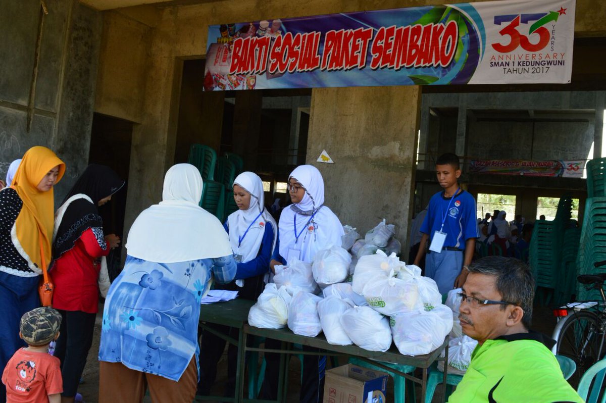 osissmandung's tweet photo. Selanjutnya hari kedua Senin, 6 November 2017 telah dilaksanakan kegiatan sepeda sehat, bazar, dan bakti sosial. https://t.co/m0lDMnDOz9