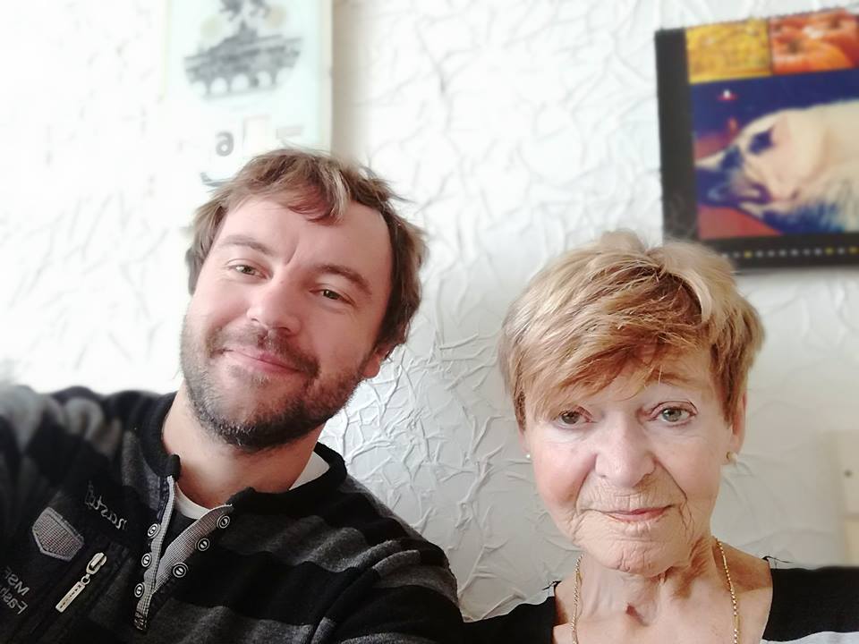 MoudraSovicka's tweet photo. Helping grandmothers find Christmas recipes online and to share photos of cookies and cakes :) #seniorchristmas #ITguy4seniors https://t.co/1mJJNzGgY1