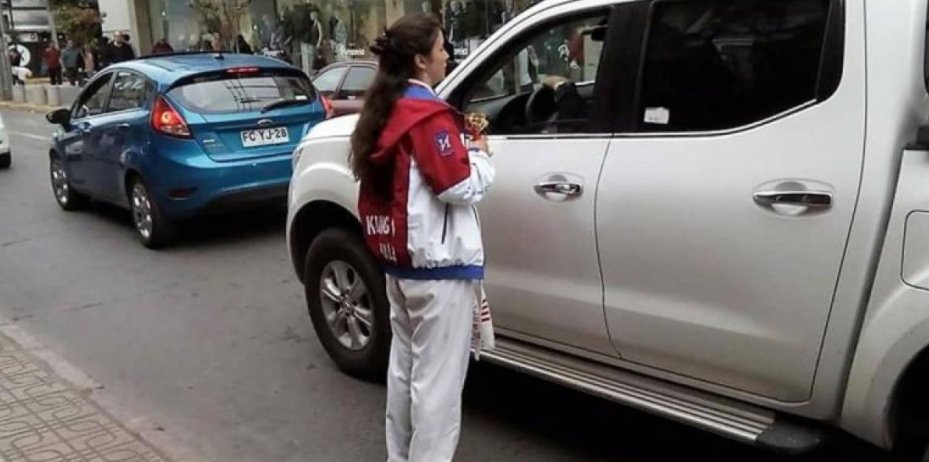 PublimetroChile's tweet photo. Sólo pasa en Chile: joven campeona mundial de Kung Fu pide dinero en la calle para poder viajar a representarnos https://t.co/BHH9KdqO0B https://t.co/pieRrnO06i