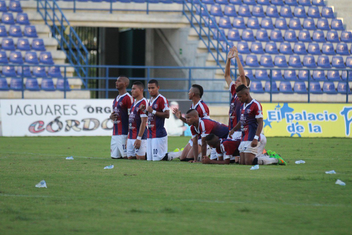 UnionMagdalena's tweet photo. Unión Magdalena S20 "A" clasificó a 4tos de finales en definición desde punto penal ante Jaguares en la Super Copa Juvenil Fcf. #SoplaCiclón https://t.co/sZj4thcWTy