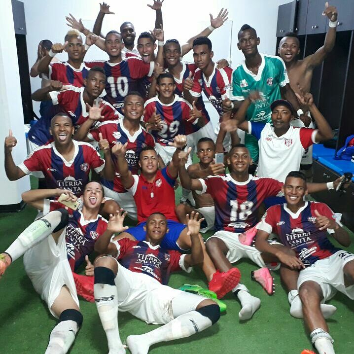 UnionMagdalena's tweet photo. Unión Magdalena S20 "A" clasificó a 4tos de finales en definición desde punto penal ante Jaguares en la Super Copa Juvenil Fcf. #SoplaCiclón https://t.co/sZj4thcWTy