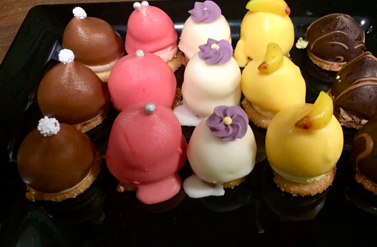 PerryKasbergen's tweet photo. Altijd lekker een feestelijk petit four koekje voor bij de koffie! #opeing #catering #feestje #partyregelaar https://t.co/QOcopLzZIU
