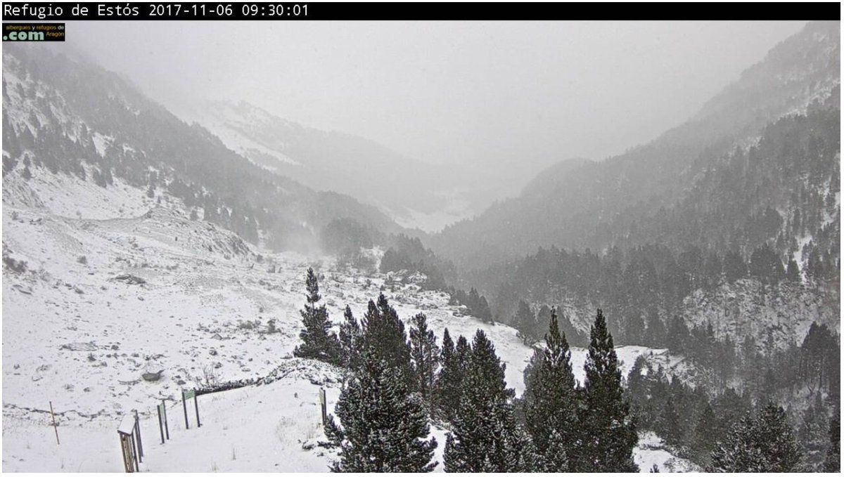 slaplana_tve's tweet photo. ¡Vaya imágenes de postal nos deja la nevada en el Pirineo! (fuente: Albergues y Refugios de #Aragón ) https://t.co/K40rqx0kkR