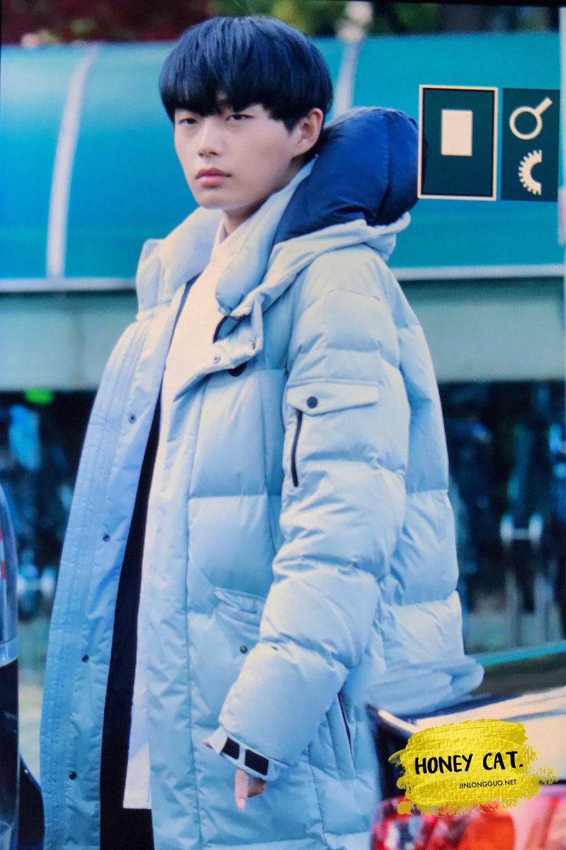 LvO3O2's tweet photo. 모자 뒤집어져써 ,, 신경쓰여 김용국 ,, https://t.co/Jn9KXUlSdy