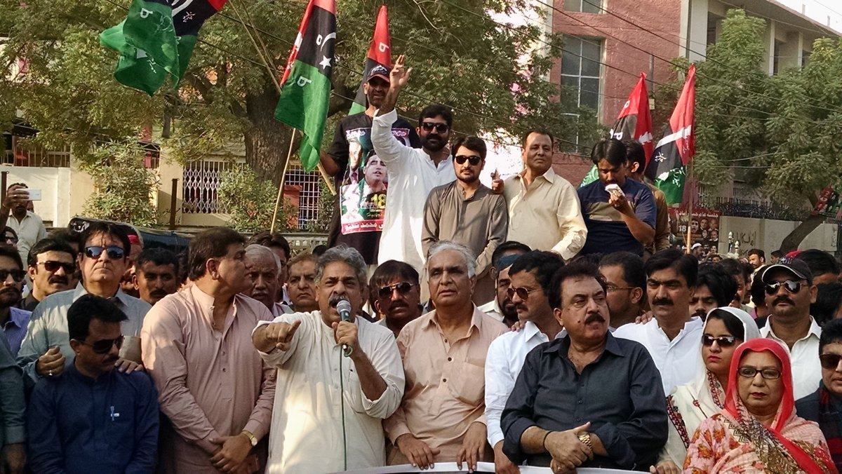 SheerazJatoi3's tweet photo. In the Direction of Chairman @BBhuttoZardari #PPP Hyd Protested against Increasing Petrolium prices.
#PMLNFailed #PPPonProtest..... https://t.co/9vqRS0poQH