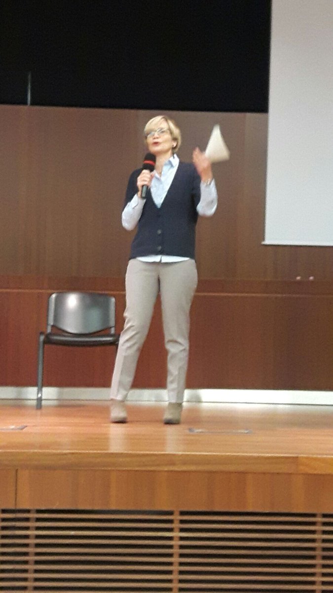 #ilconsiglioentranellescuole: chi fa politica ha grande responsabilità nel cercare di avvicinare ragazzi. In <a href="/ConsLomb/">CR Lombardia</a> ci proviamo davvero.