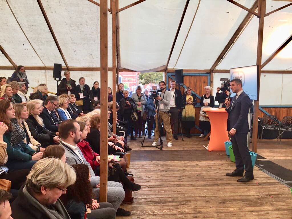 Volle bak bij #VoordeJeugdDag 2017! Staatssecretaris Paul Blokhuis opent de dag met meer dan 1.500 bezoekers.