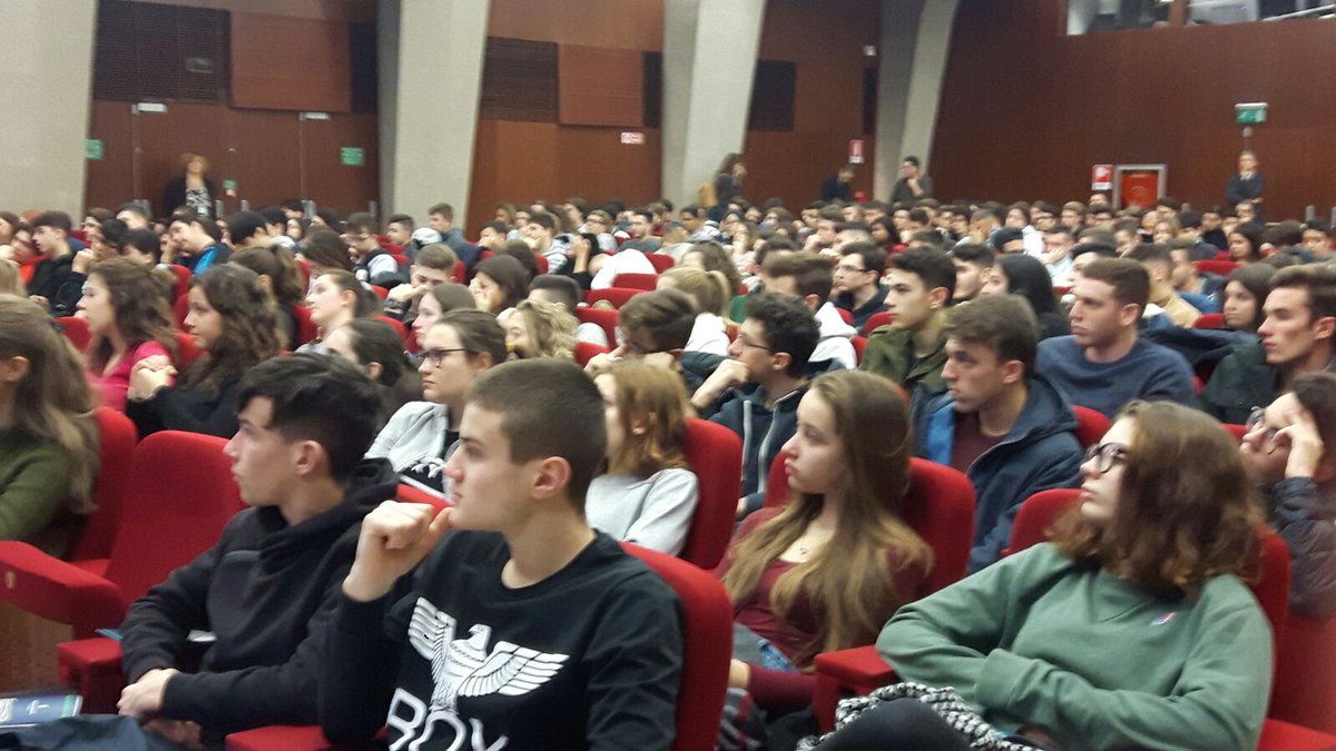 Iniziativa "Il <a href="/ConsLomb/">CR Lombardia</a> entra nelle scuole" ha obiettivo di far conoscere l'istituzione e di colmare gap siderale tra ragazzi e politica.