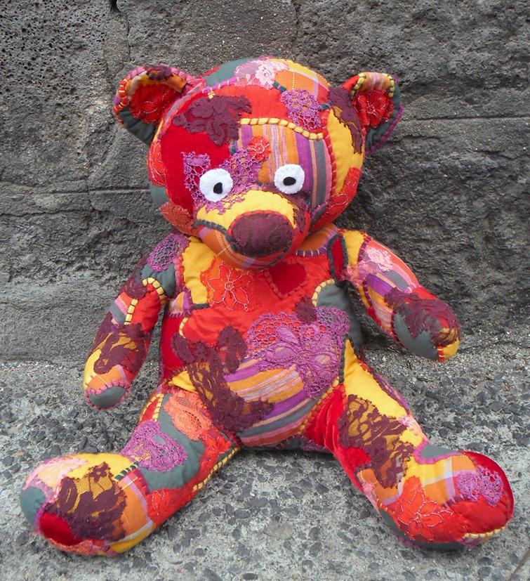 CdeMontardy's tweet photo. "Nounours multicolore" #art textile face cathédrale #agde métiers d'art de la ville #handmade https://t.co/T4OxdlZth1