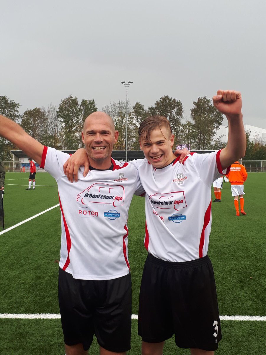 LivingFinance's tweet photo. De geschiedenis herhaalt zich. Vader en zoon spelen samen 💪❤️ https://t.co/Kzsj04KjgP