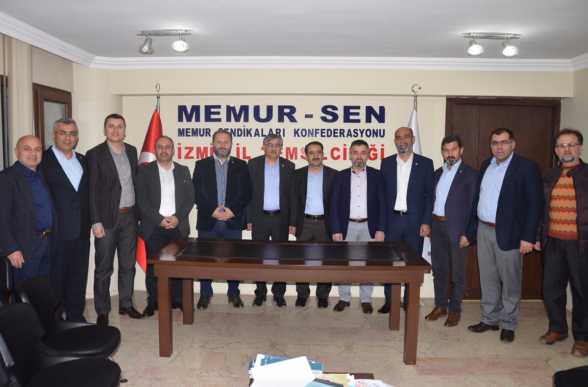 ebsizmir1's tweet photo. Cumartesi günkü İl Divan Toplantımızın finalinde sendikamızda gündeme dair verimli bir sohbet gerçekleştirdik.
@latif_selvi @RamazanCakirci https://t.co/LIOGMCaUah