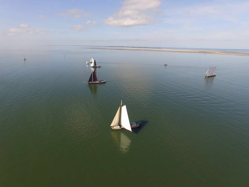 Vanuit de lucht gezien lijken het net speelgoedbootjes! Wie weet welke #zeilschepen er op de kiek staan? #RederijVooruit #zeilen #zeiltocht