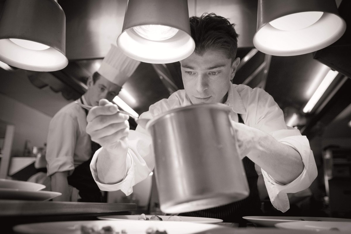 Félicitations à <a href="/jeansulpice/">Jean Sulpice</a>, élu cuisinier de l'année 2018 par <a href="/gaultmillau/">Gault&Millau</a> #GM2018 ! bit.ly/2zhnzOG