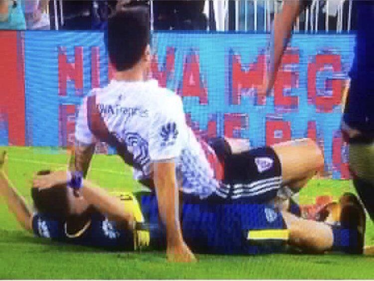 cauciello's tweet photo. Buen día para vos que se te hizo vicio empomártelos en su casa.
A lo Boca se vive mejor!!! https://t.co/cMiWLn8UCh