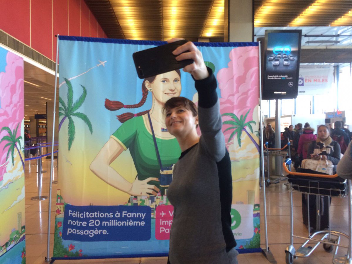 transaviaFR's tweet photo. Ce matin, notre 20Millionième passager, @fannysparty a été accueillie par @nath_stubler et une belle surprise à @ParisAeroport ! https://t.co/SIM9opD5Ti