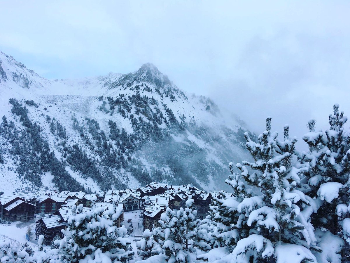 Can we start singing Jingle Bells ? ❄️🔔 #snow is here