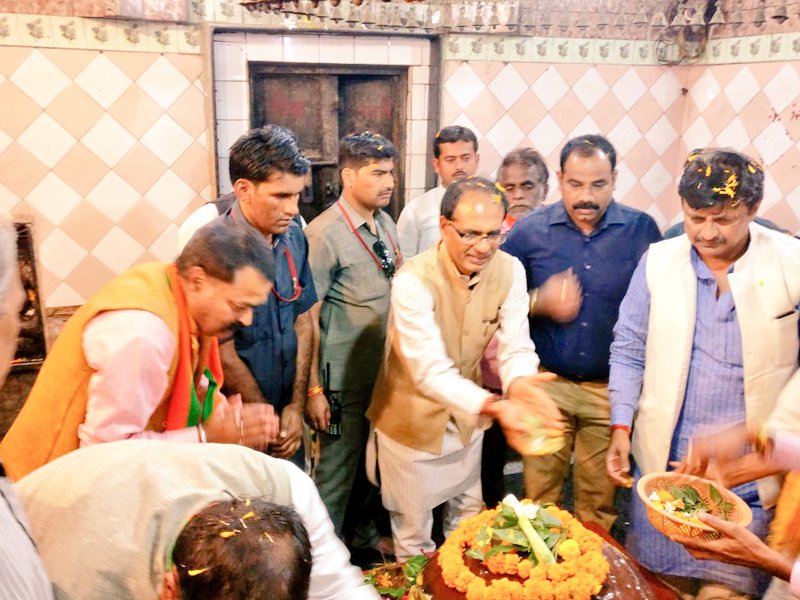 ChouhanShivraj's tweet photo. बिरसिंहपुर के गैविनाथ मंदिर में पूजा-अर्चना कर सबके लिए मंगल कामना की। https://t.co/UgUZjvdSa8