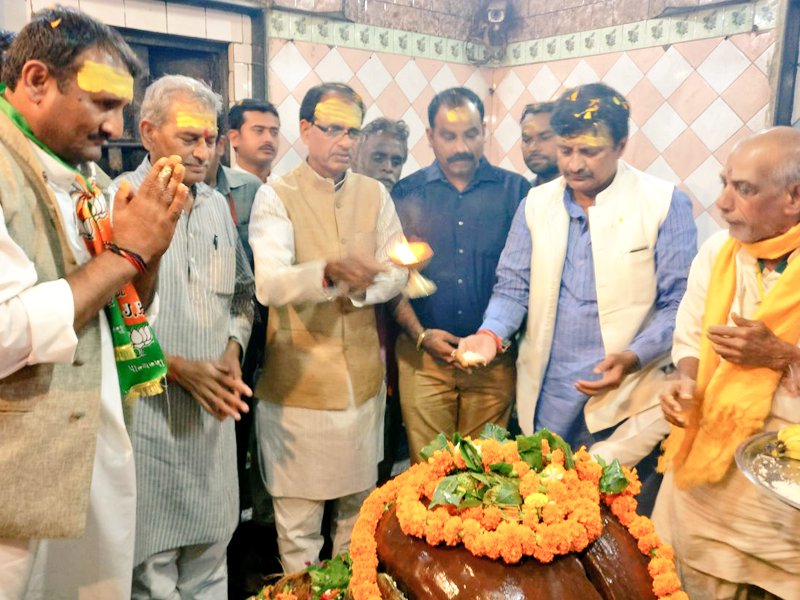 बिरसिंहपुर के गैविनाथ मंदिर में पूजा-अर्चना कर सबके लिए मंगल कामना की।