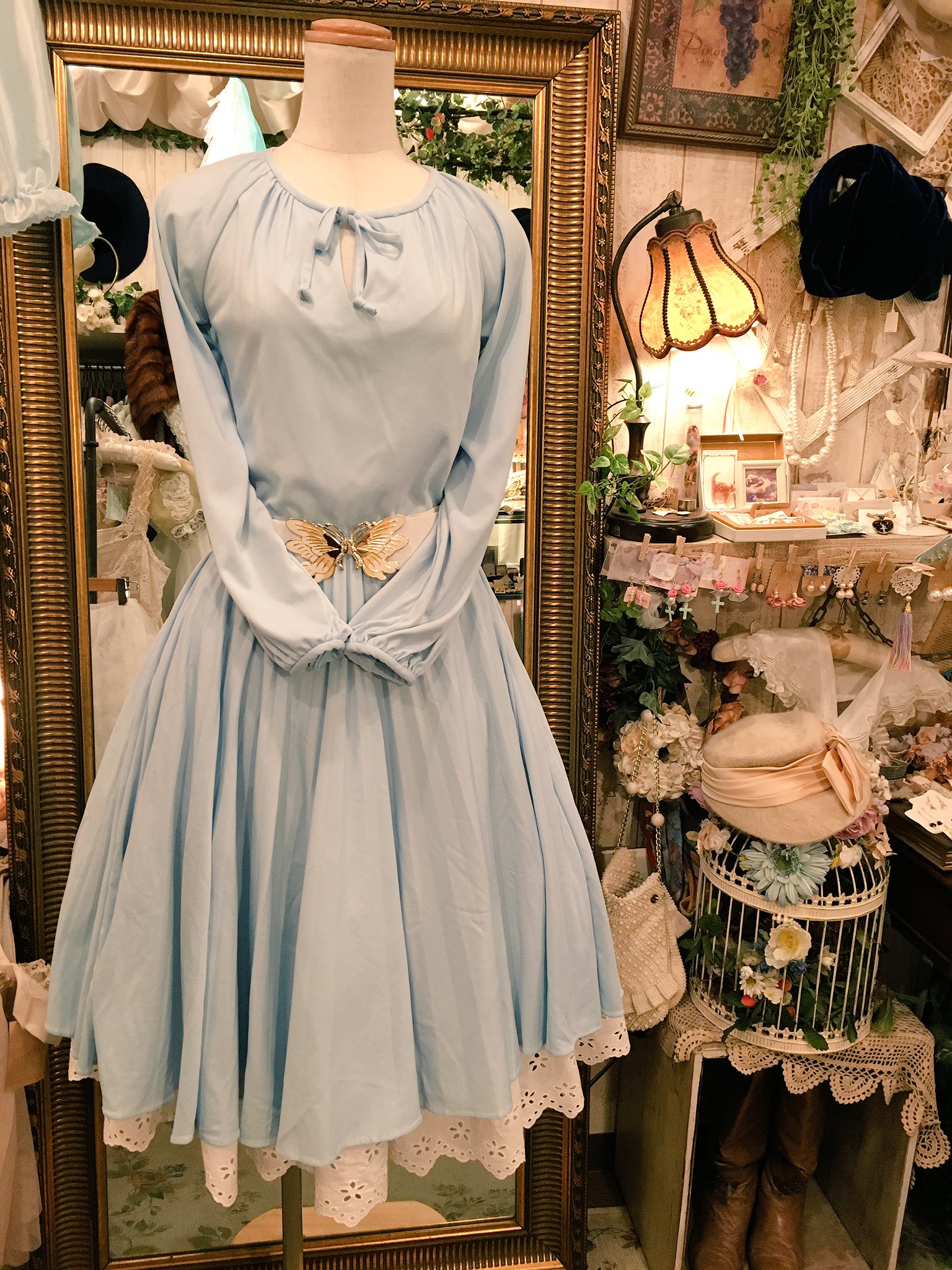 O Xrhsths Comyu Sto Twitter Vintage U S A 70年代アメリカ 古着より とろんとした素材感が大人っぽい サックスカラーのワンピースになります たっぷりと取られたフレアが綺麗なデザインです 裾のレースは中に履いているスカートの裾部分になります