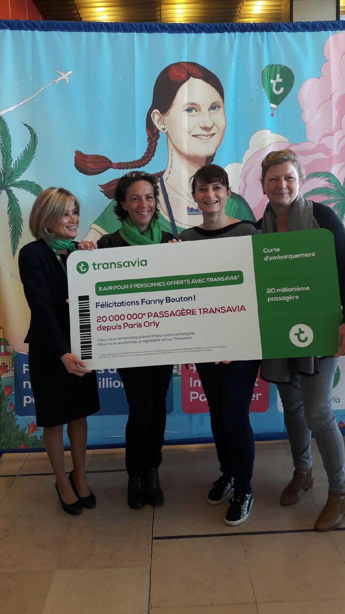 transaviaFR's tweet photo. Ce matin, notre 20Millionième passager, @fannysparty a été accueillie par @nath_stubler et une belle surprise à @ParisAeroport ! https://t.co/SIM9opD5Ti